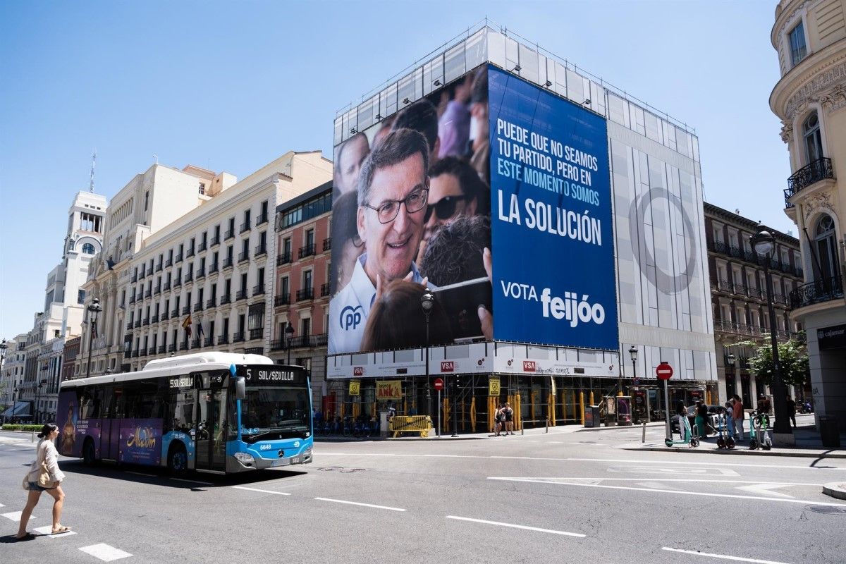 Una lona penjada per part del PP, a 14 de juliol de 2023, a Madrid (Espanya).