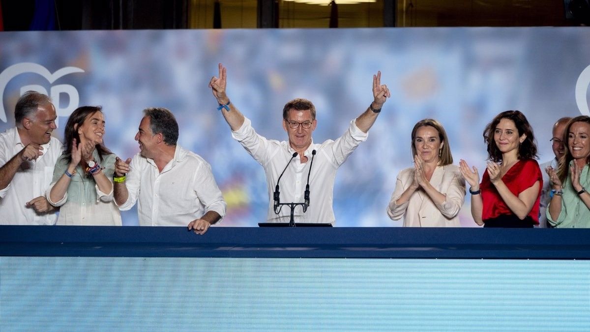 Feijóo celebrant la victòria insuficient des del balcó de Génova