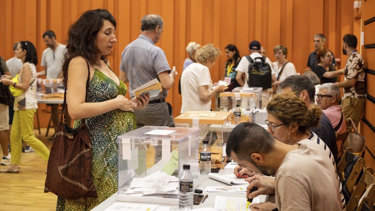 Un elector diposita el seu vot en un col·legi de Barcelona