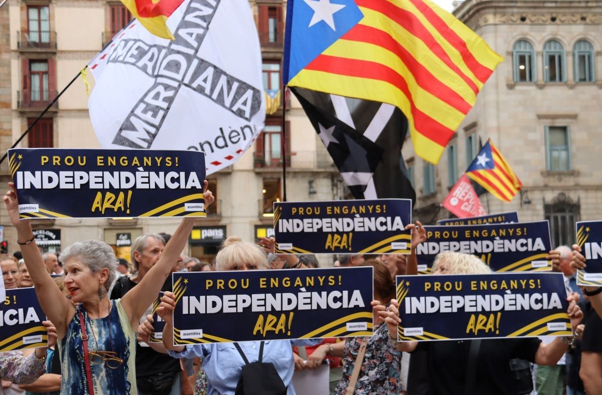 Manifestació de l'Assemblea a Barcelona per mantenir la vigència de l'1-O