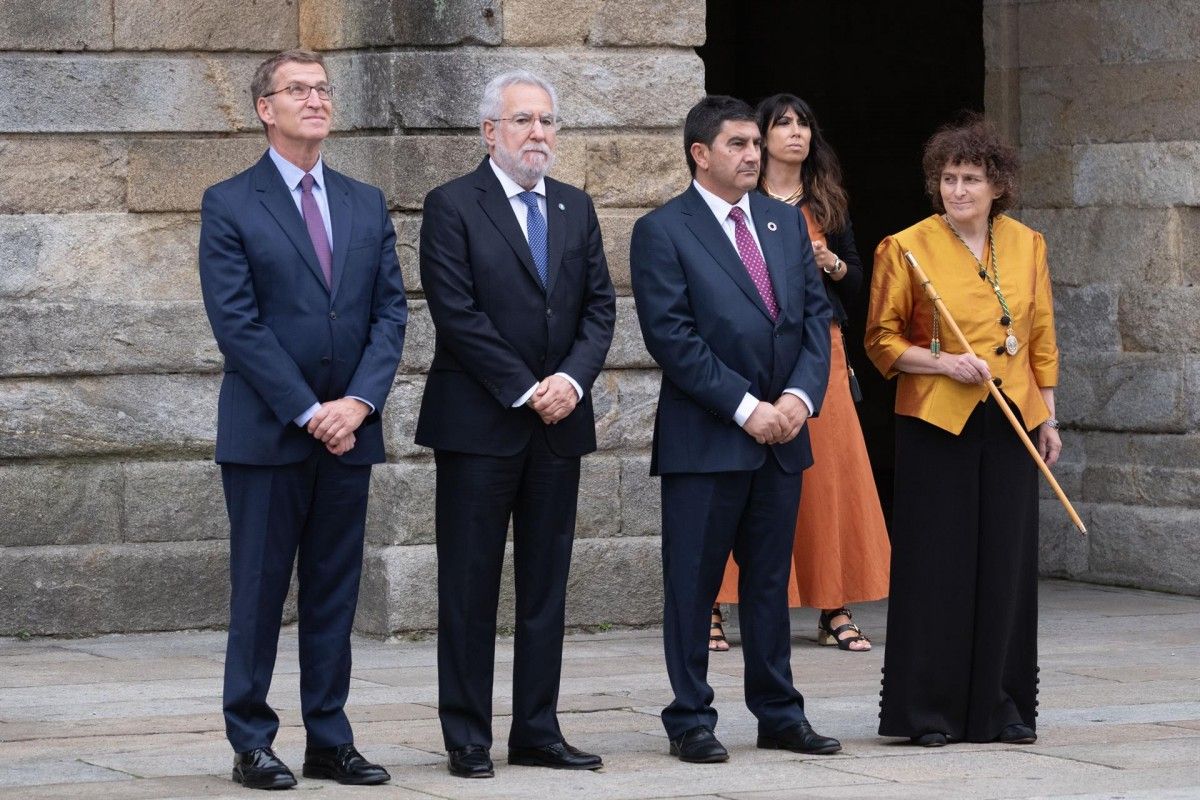 Feijóo avui a Santiago, amb altres autoritats de Galícia.