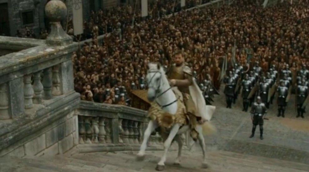 Jaime Lannister puja amb el seu cavall blanc fins al primer replà de les escales de la Catedral