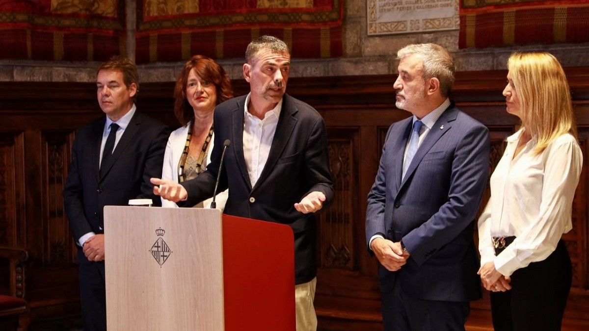 Santi Vila, acompanyat per Jaume Collboni i la plana major del nou govern de Barcelona