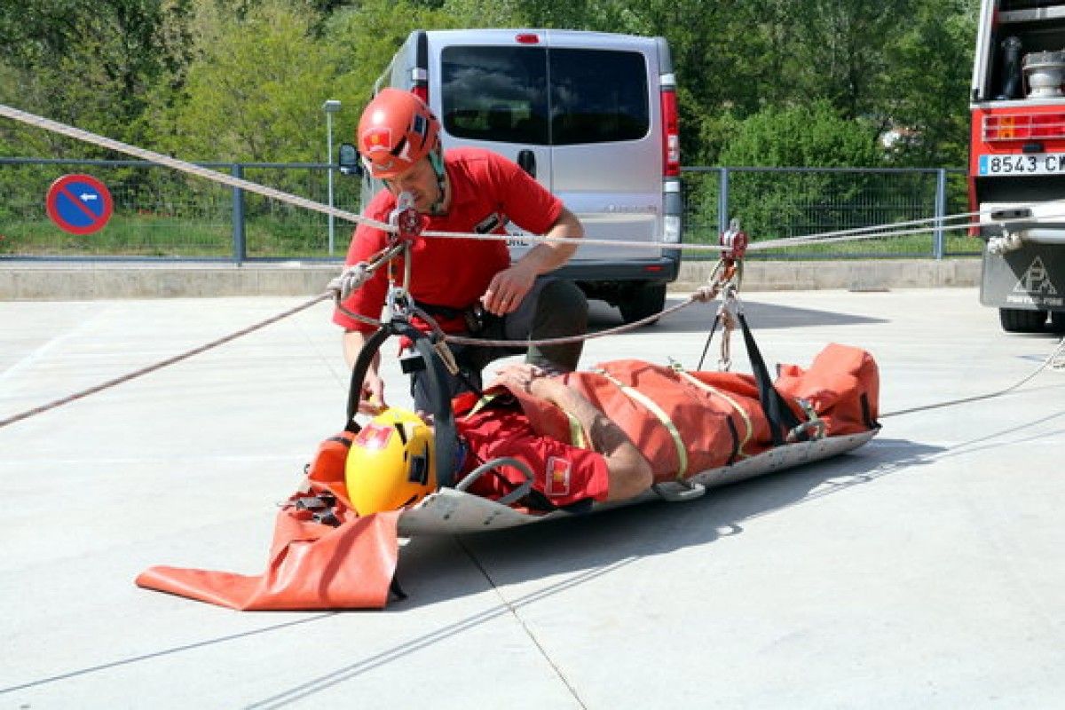 Una simulació de rescat per part d'efectius del GRAE d'Olot