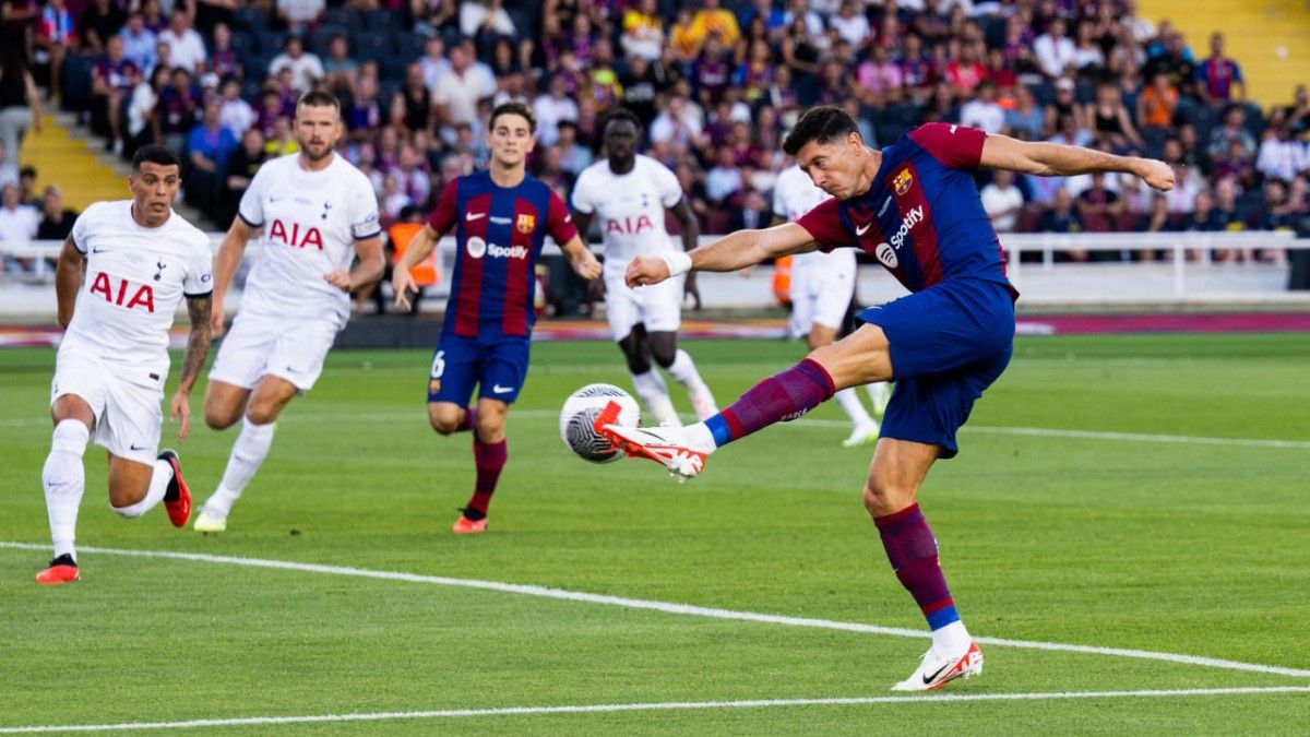 Lewandowski, en l'acció del primer gol marcat pel Barça en el retorn a Montjuïc.