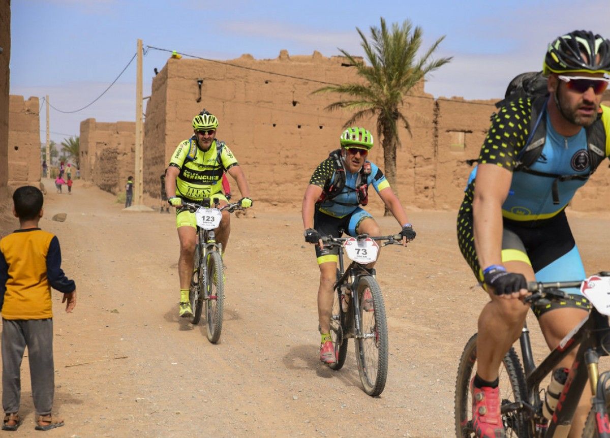 El sabadellenc creuant un poble pel desert del Marroc