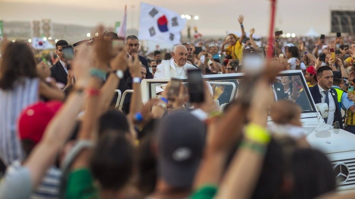 El Papa Francesc, arribant a les Jornades Mundials de Joventut, a Lisboa.