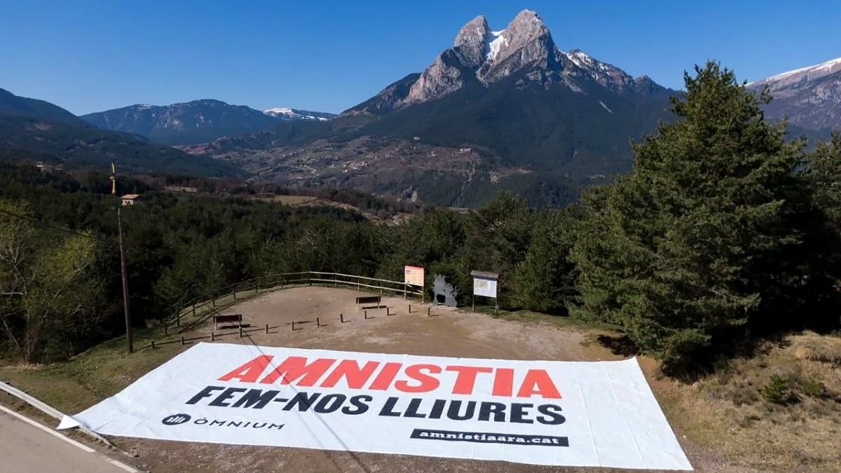 Una pancarta per reclamar l'amnistia, amb el Pedraforca de fons.