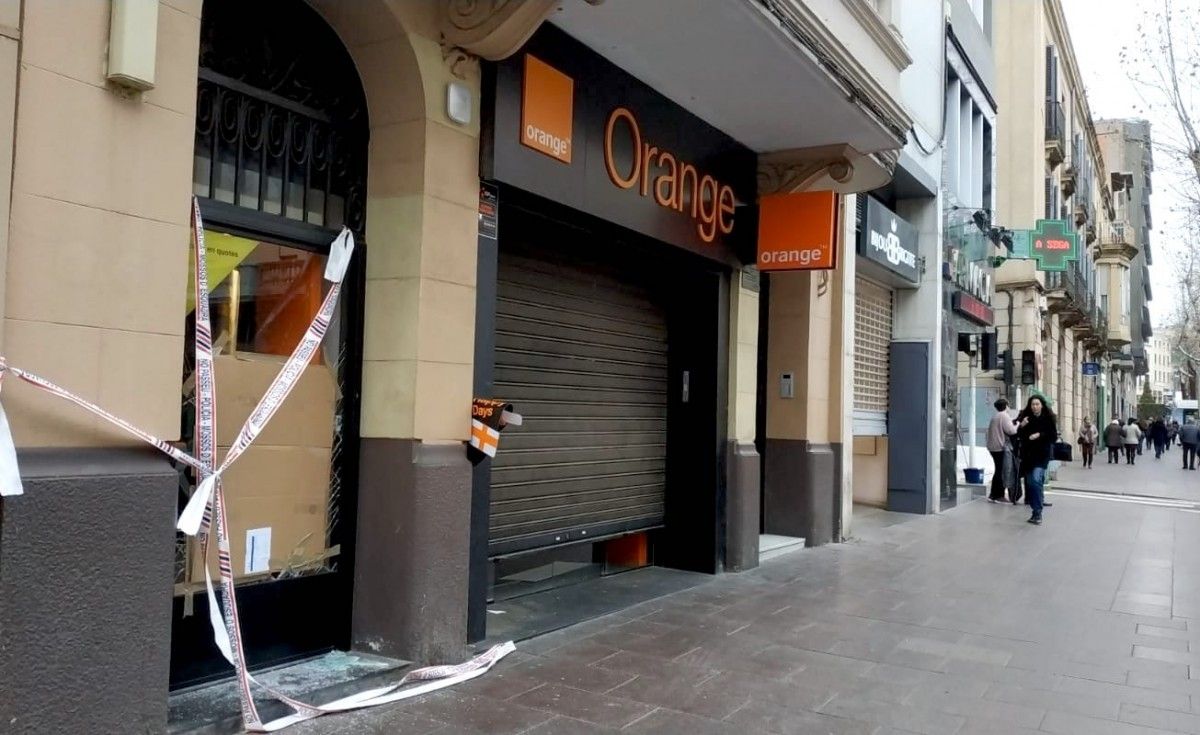 La botiga Orange, amb el vidre trencat