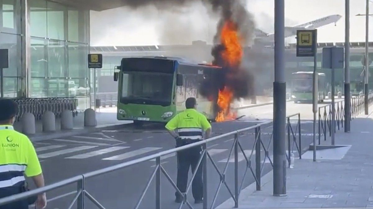 El foc afecta un autobús a l'aeroport del Prat