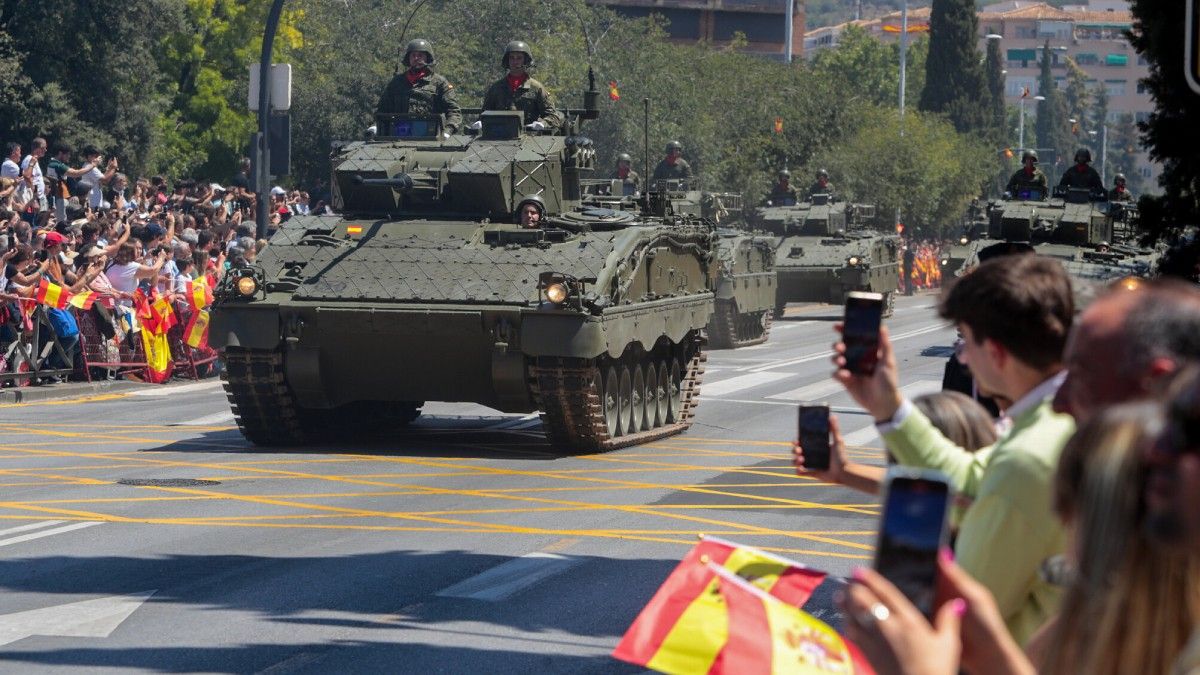 Un tanc, desfilant per Granada, a l'acte central del Dia de les Forces Armades d'aquest any.