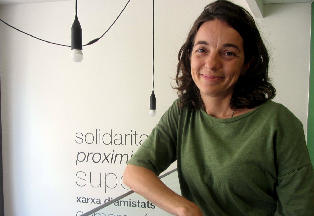 La directora general, Lídia Gil, a l'entrada del centre d'AVAN, a Sabadell 