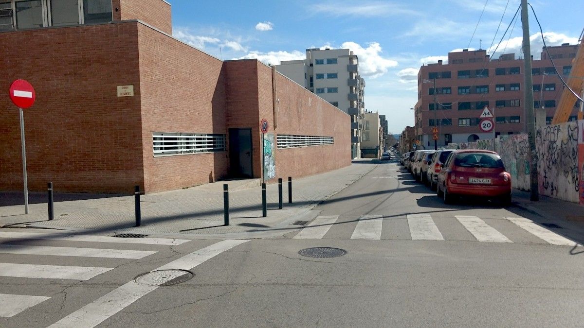 El carrer Ferran Casablancas, a l'alçada del carrer Miquel Martí i Pol