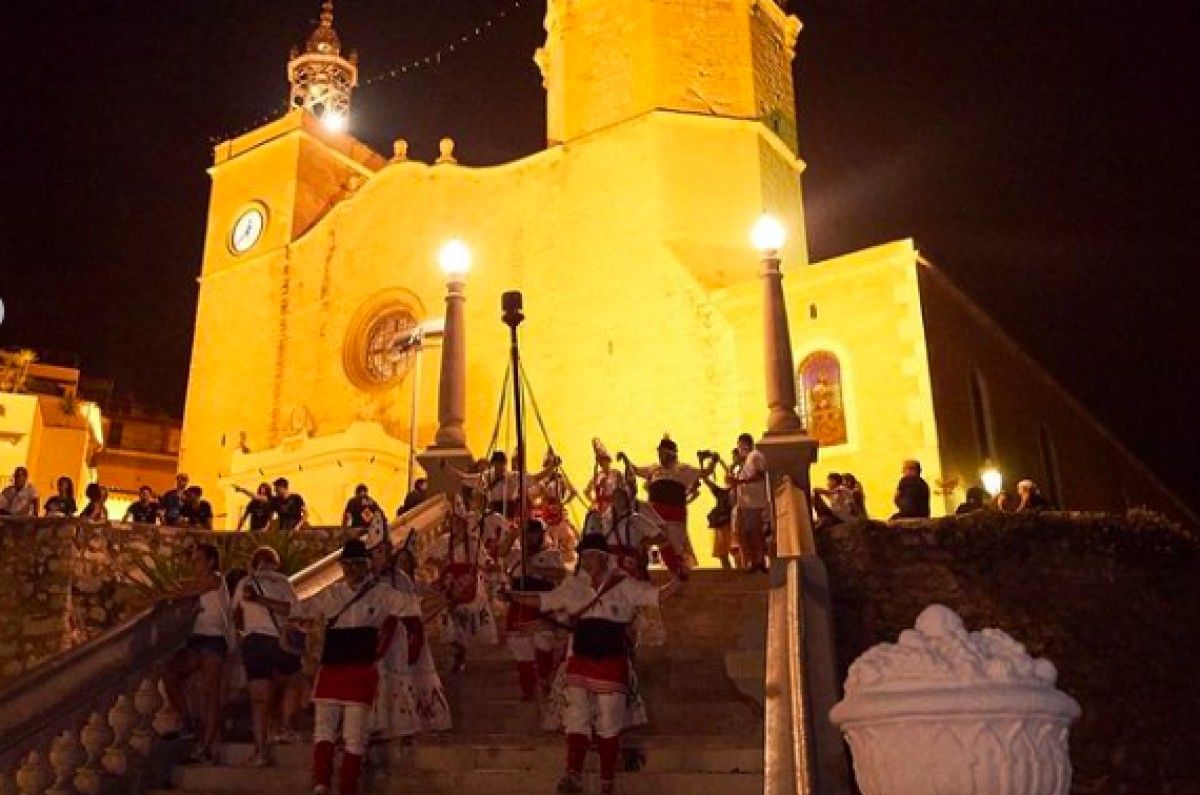 Baixada dels balls populars durant la Festa Major de Sitges