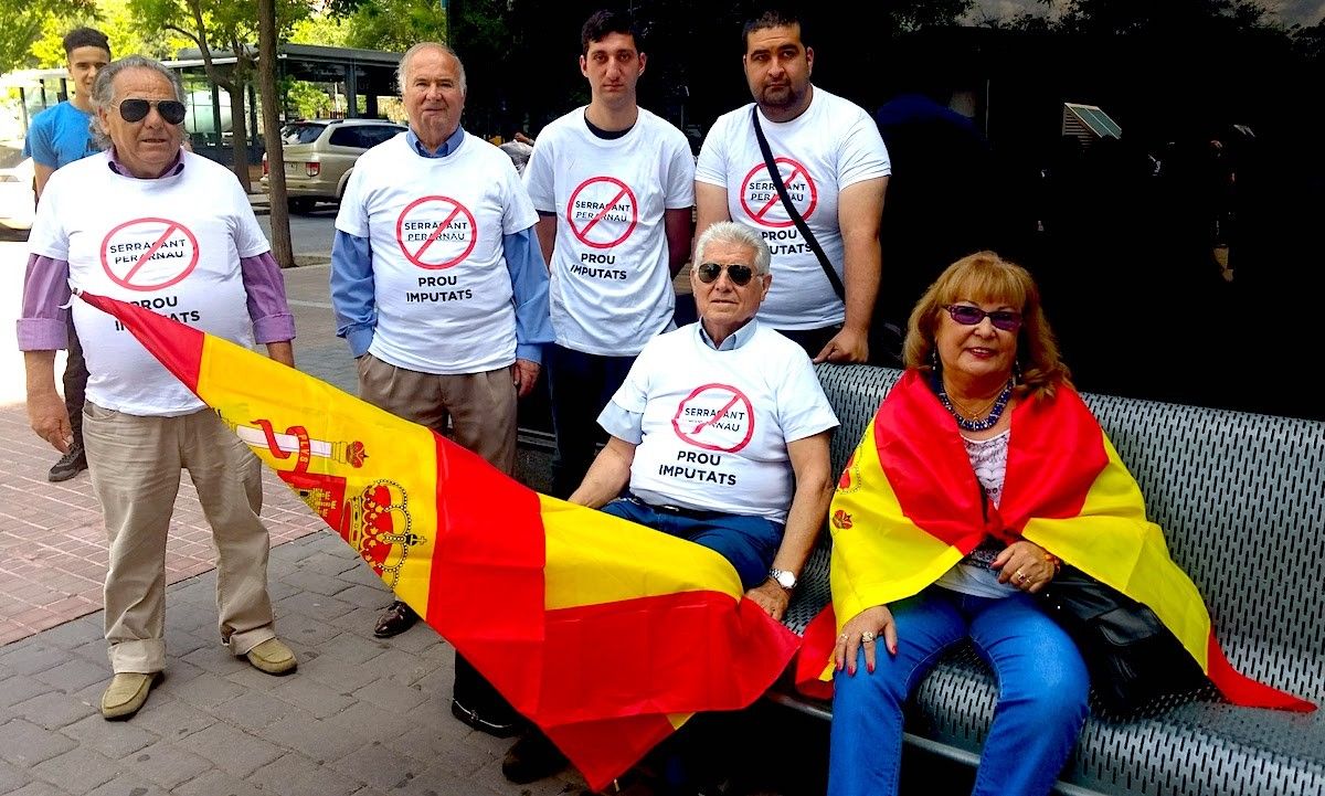 Membres de la protesta espanyolista davant del jutjat de Sabadell