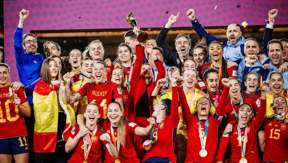 La selecció espanyola femenina celebra el Mundial
