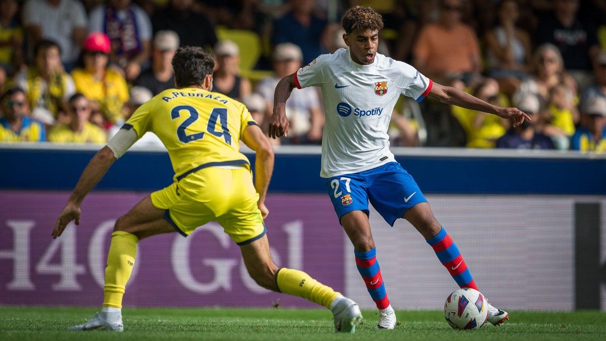 Lamine Yamal encara el lateral Pedraza en el partit contra el Vila-real