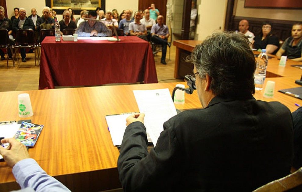 L'alcalde Jordi Munell llegint la moció de suport al 9-N