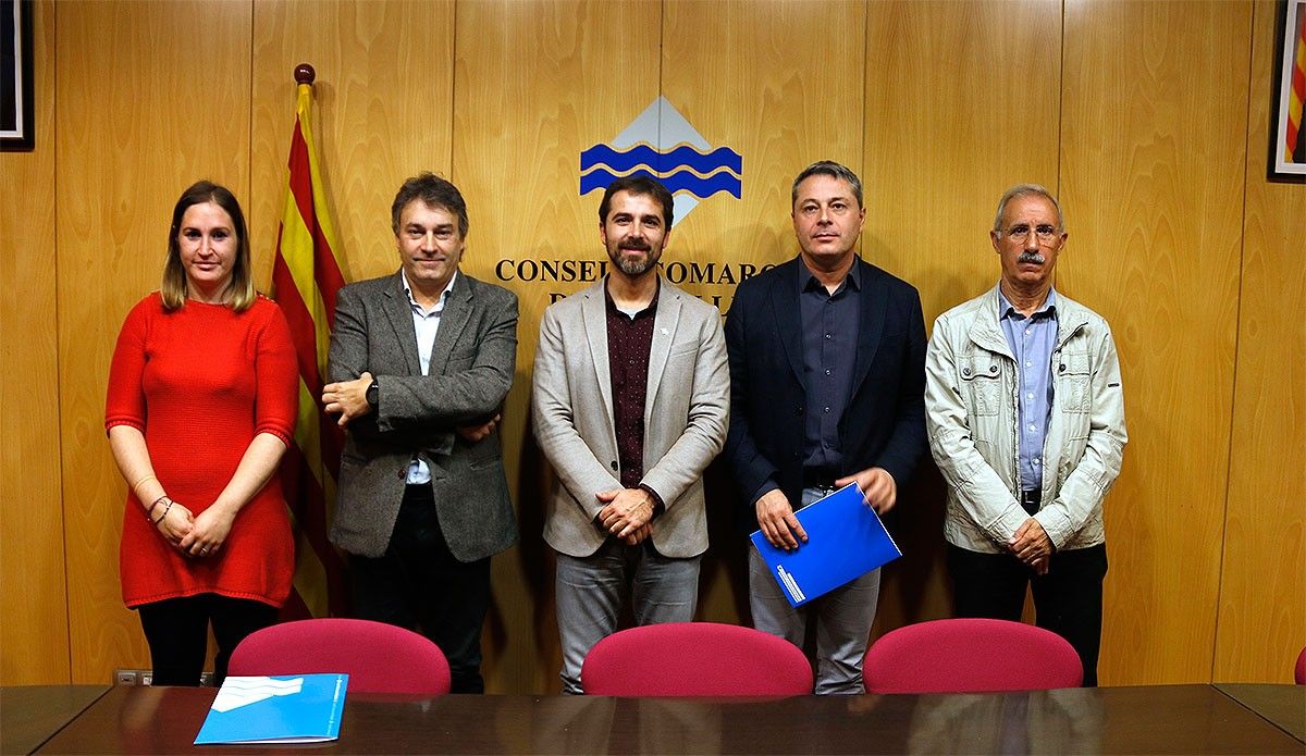 El president del Consell Comarcal del Ripollès, Joaquim Colomer,  amb diversos alcaldes i regidors