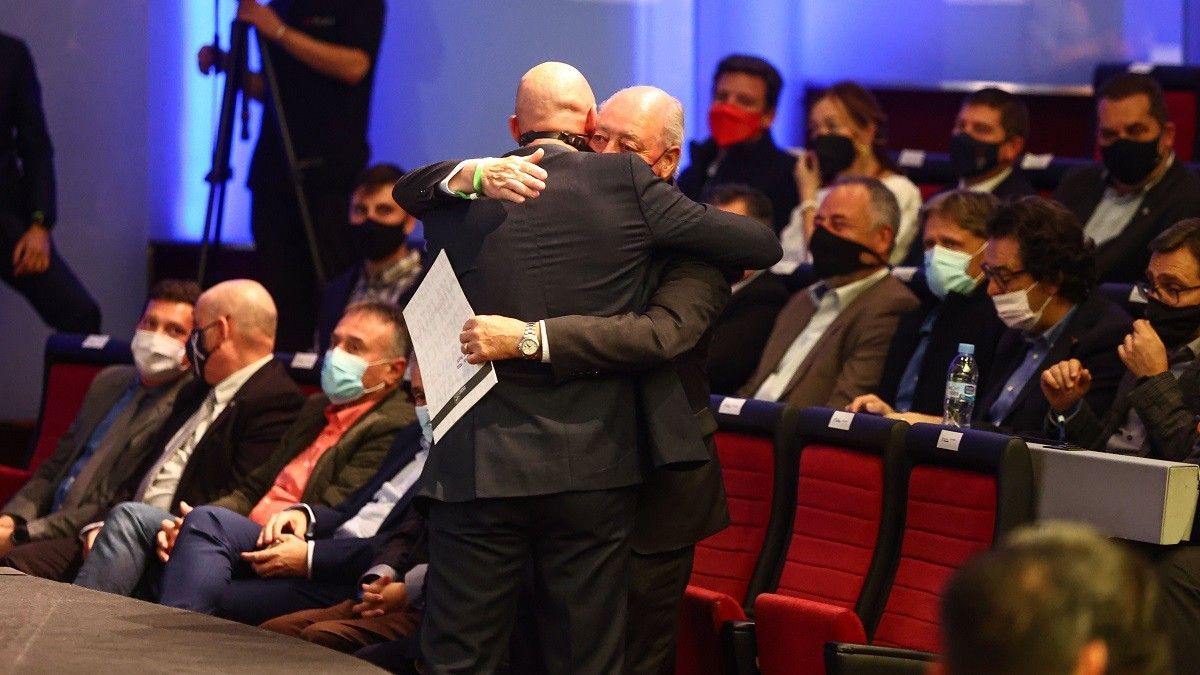 Abraçada entre Luis Rubiales i Joan Soteras en un acte de la Federació Catalana de Futbol