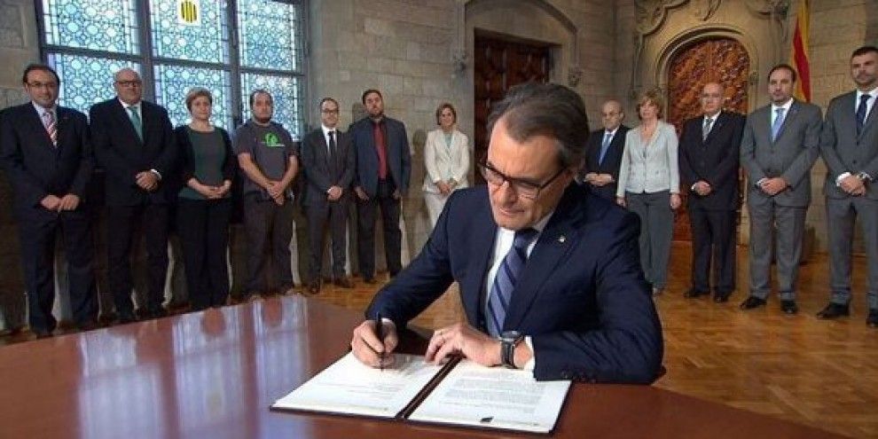 Artur Mas signant el decret de convocatòria de la consulta