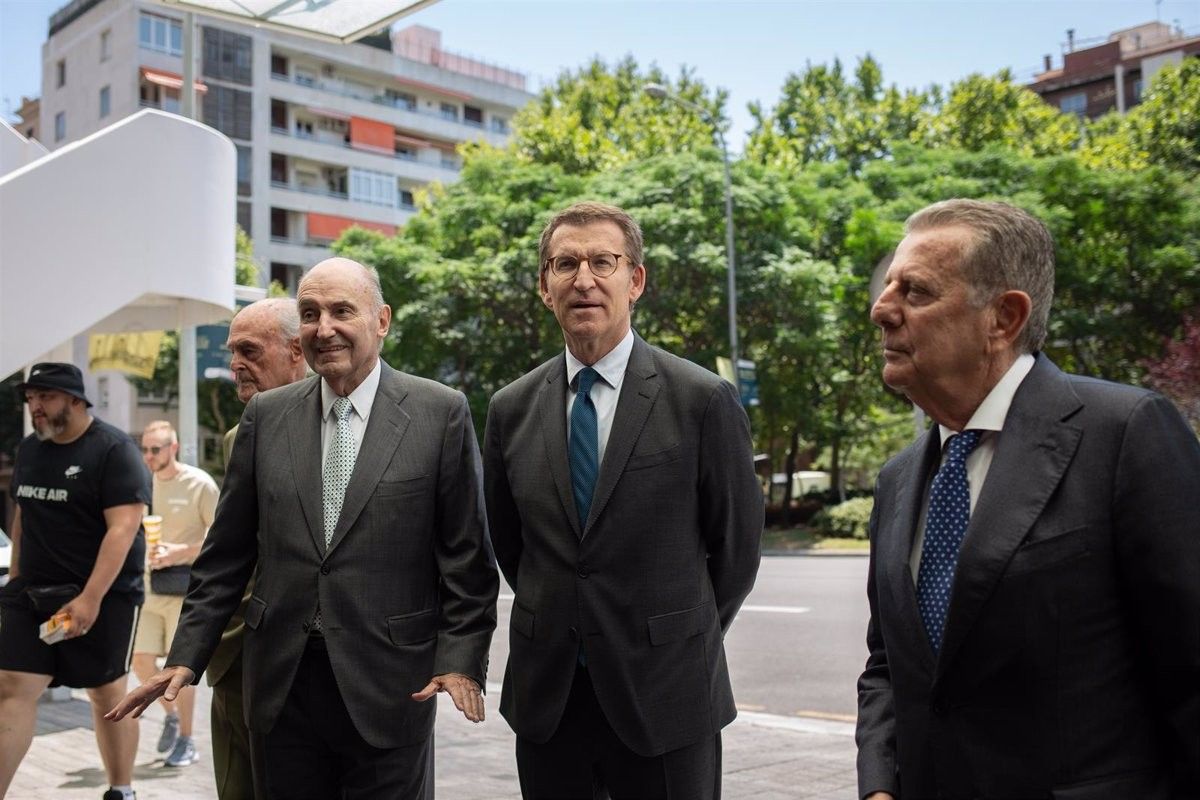 Alberto Núñez Feijóo en un acte a Barcelona amb Miquel Roca i Javier Godó.