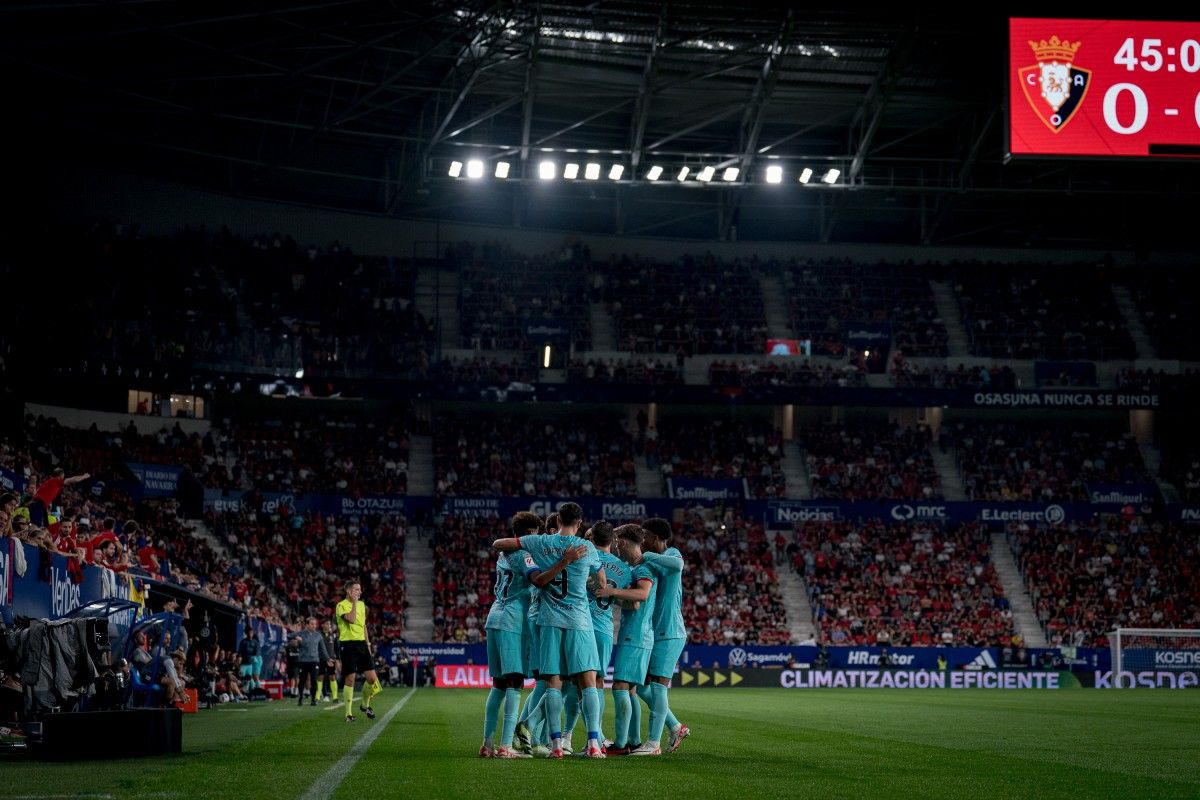 El Barça durant la celebració del primer gol a l'Osasuna