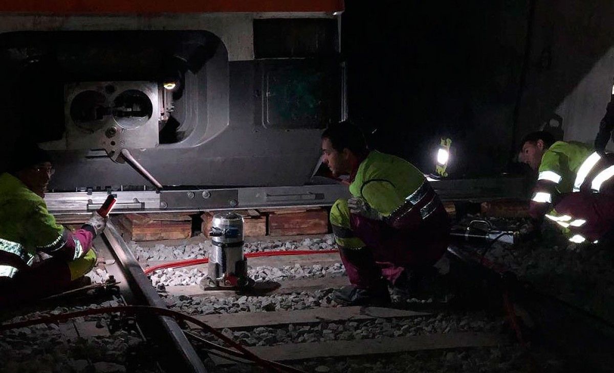 Tècnics de Renfe treballant en el descarrilament d'un tren a Toses, el passat juliol