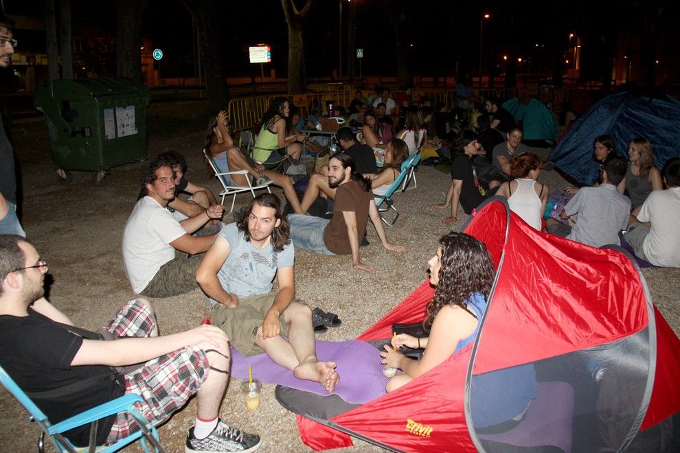 Una cinquantena de persones acampades aquesta matinada davant del palau firal de Girona esperant el càsting de "Joc de Trons".