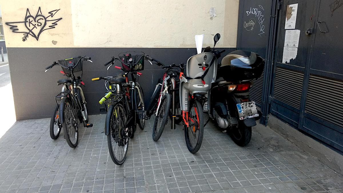 Bicicletes davant l'escola Nostra Llar