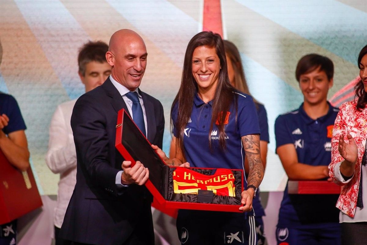 Luis Rubiales entrega un record a Jennifer Hermoso en la celebració del Mundial