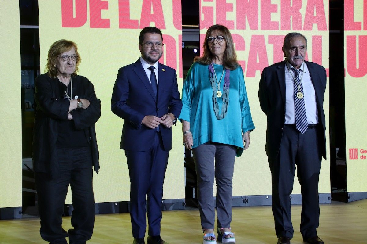 Pessarrodona, Climent i Bonet amb Aragonès en l'entrega de la Medalla