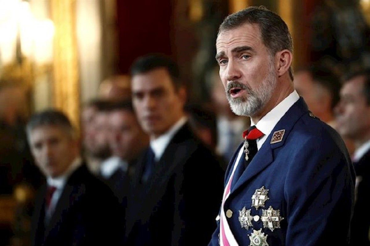 El rei Felip VI en una celebració de la Pascua Militar sota la mirada de Pedro Sánchez.