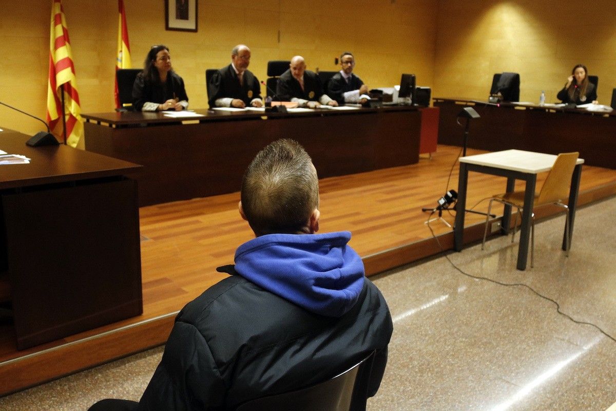 L'olotí acusat de magrejar una adolescent a prop de la plaça de Braus d'Olot, d'esquenes davant el tribunal de l'Audiència.