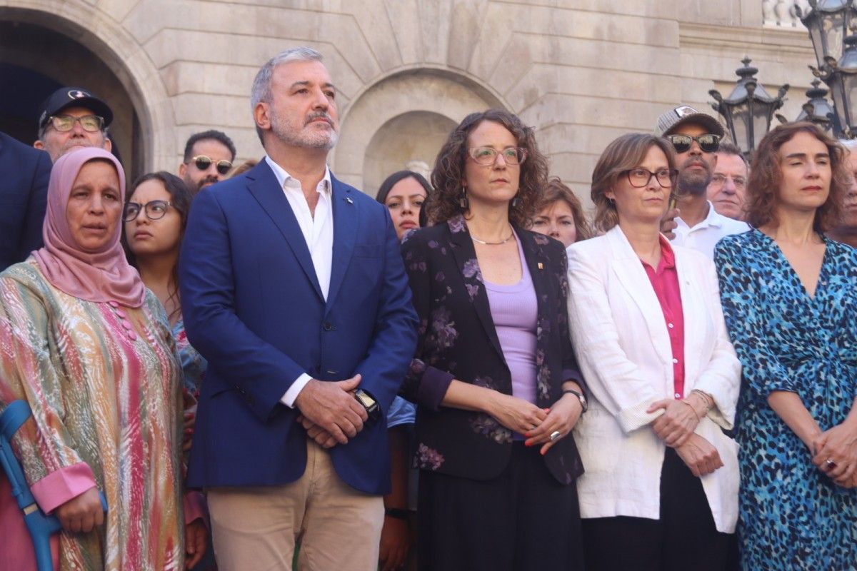 Jaume Collboni i les conselleres Serret, Verge i Ubasart durant el minut de silenci.