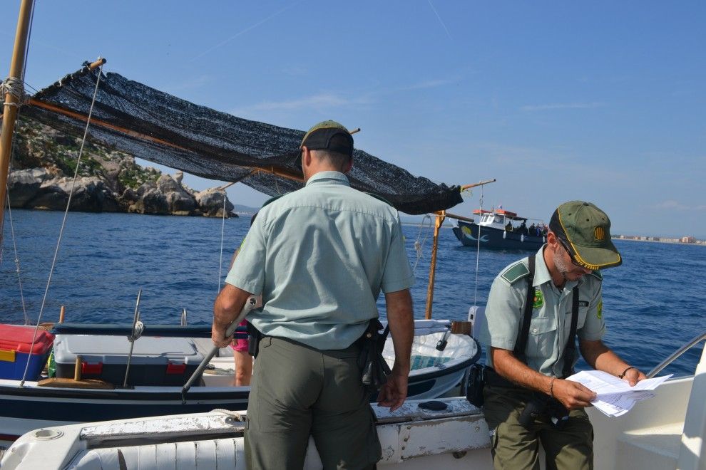 Membres del Grup de Suport Marí dels Agents Rurals fent una inspecció a les Illes Medes