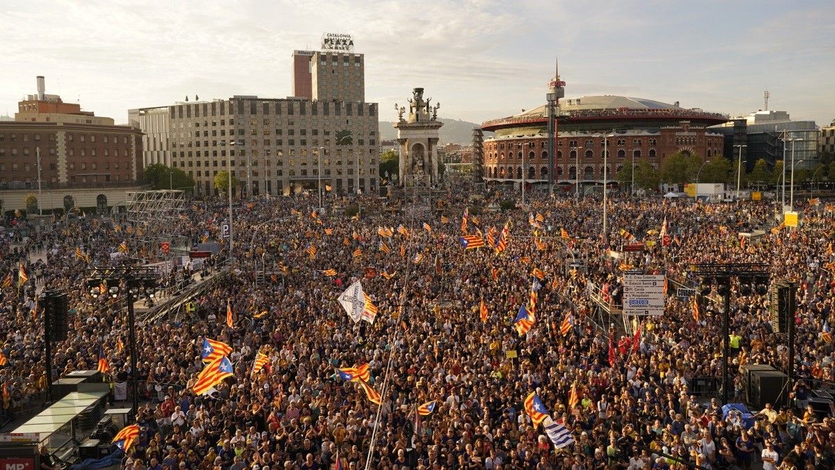 Milers de persones omplen la plaça Espanya en la manifestació de la Diada.