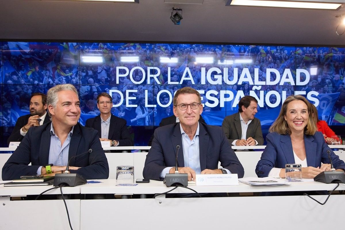 El coordinador general del PP, Elías Bendodo; el president, Alberto Núñez Feijóo, i la secretària general, Cuca Gamarra