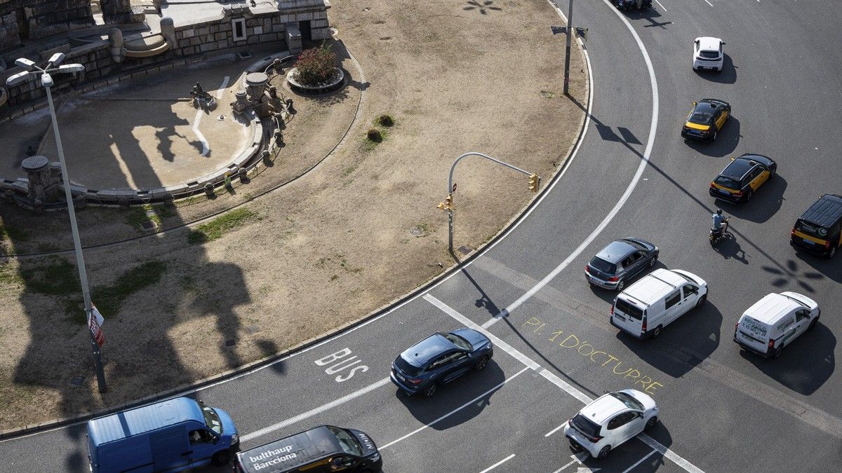 Una pintada que demana la plaça Primer d'Octubre.