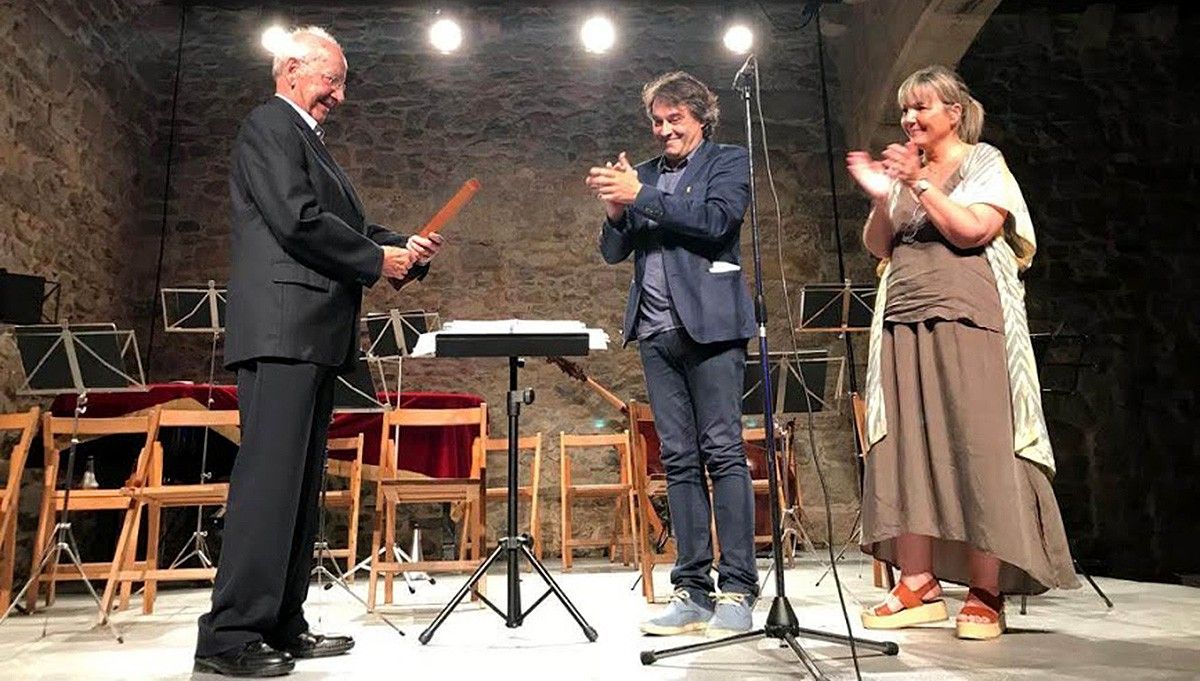 L'alcalde de Ripoll i la regidora de Cultura entregant una distinció a Joan Amils, l'any passat