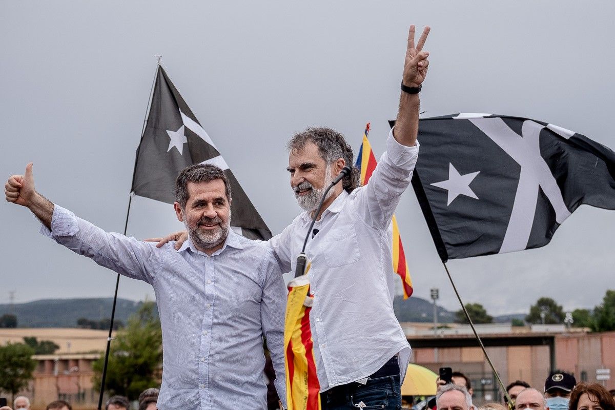 Jordi Sànchez i Jordi Cuixart fora de Lledoners després de rebre l'indult del govern espanyol 