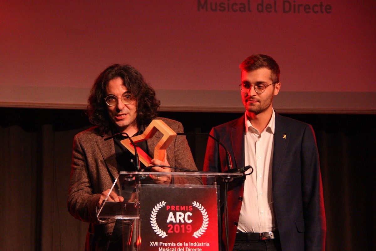 Jordi Serrat i Agustí Arbós en el moment de rebre el guardó per la programació de les Festes del Tura.