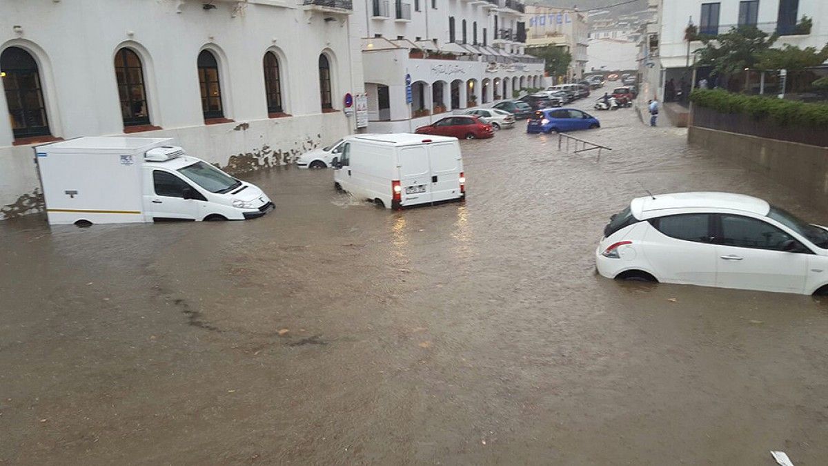 Cotxes atrapats a la riera de Cadaqués després de la tempesta d'aquest dimarts 