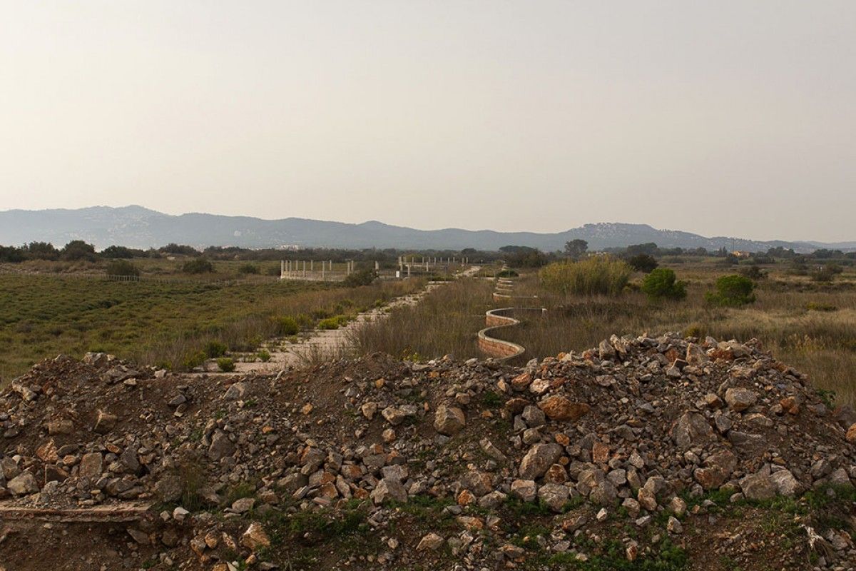 Les runes i restes de construccions acumulades a La Pletera es retiraran