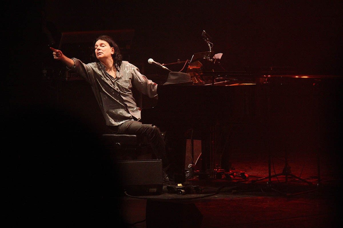 Adrià Puntí tocant el piano en l'estrena del seu disc en primícia «La clau de girar el taller»