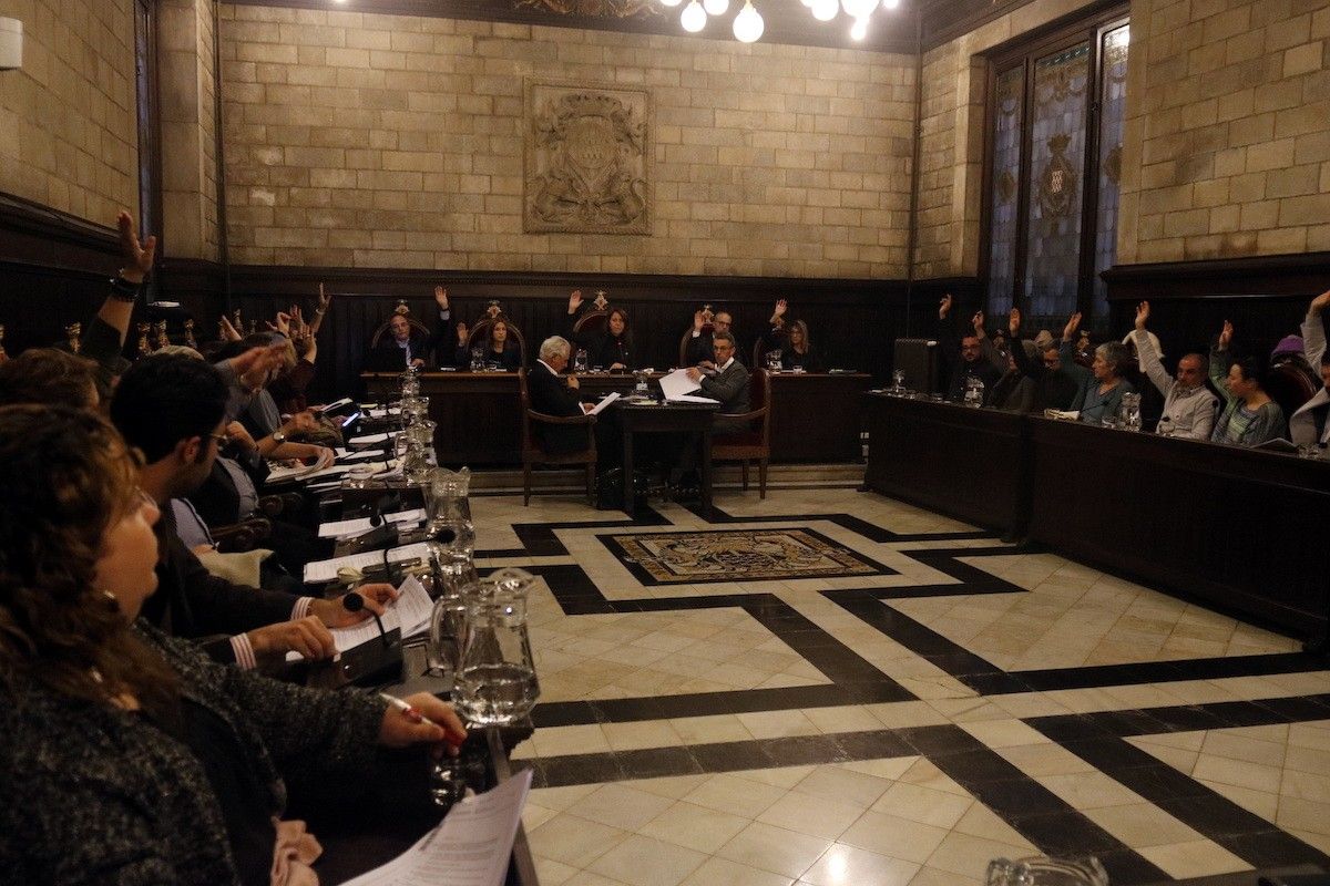 Moment en què el ple de Girona ha aprovat iniciar el procés per rescindir el contracte a Agissa.