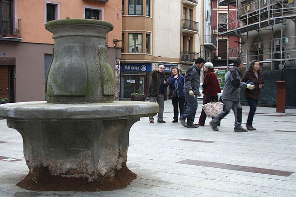 El banc circular de pedra ha tornat a la plaça Sant Eudald