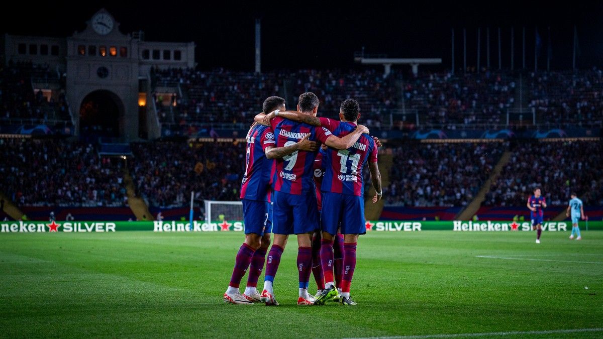 Els jugadors del Barça celebren un gol contra l'Anvers a l'Estadi Olímpic Lluís Companys