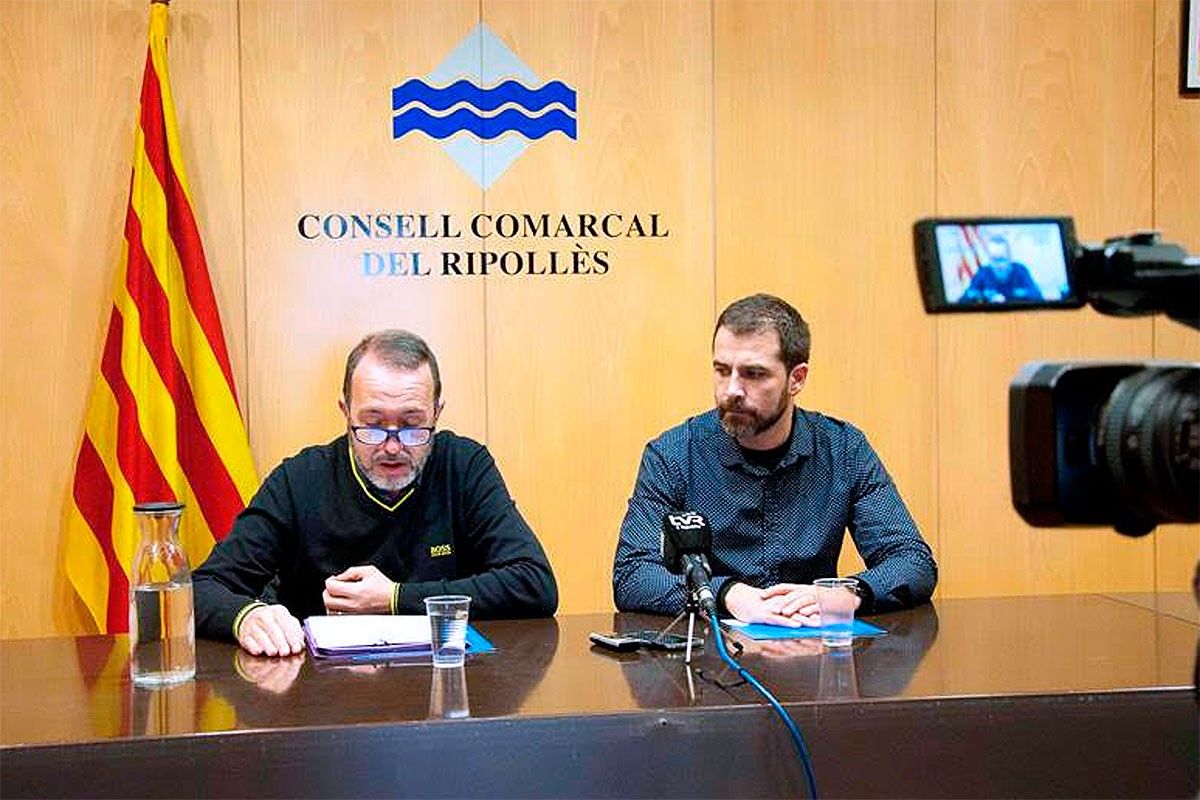 El conseller comarcal de Serveis Econòmics, Josep Maria Creixans, i el president del Consell Comarcal del Ripollès, Joaquim Colomer, a la presentació del pressupost del 2019