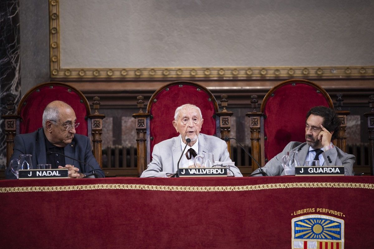Josep Vallverdú aquest dimecres, al costat del conseller Joaquim Nadal i el rector Joan Guàrdia.